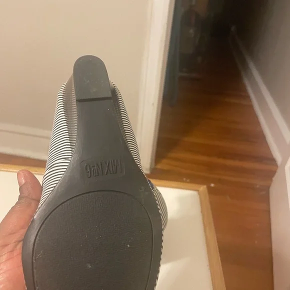 White and black striped wedge shoes - Picture 7 of 7